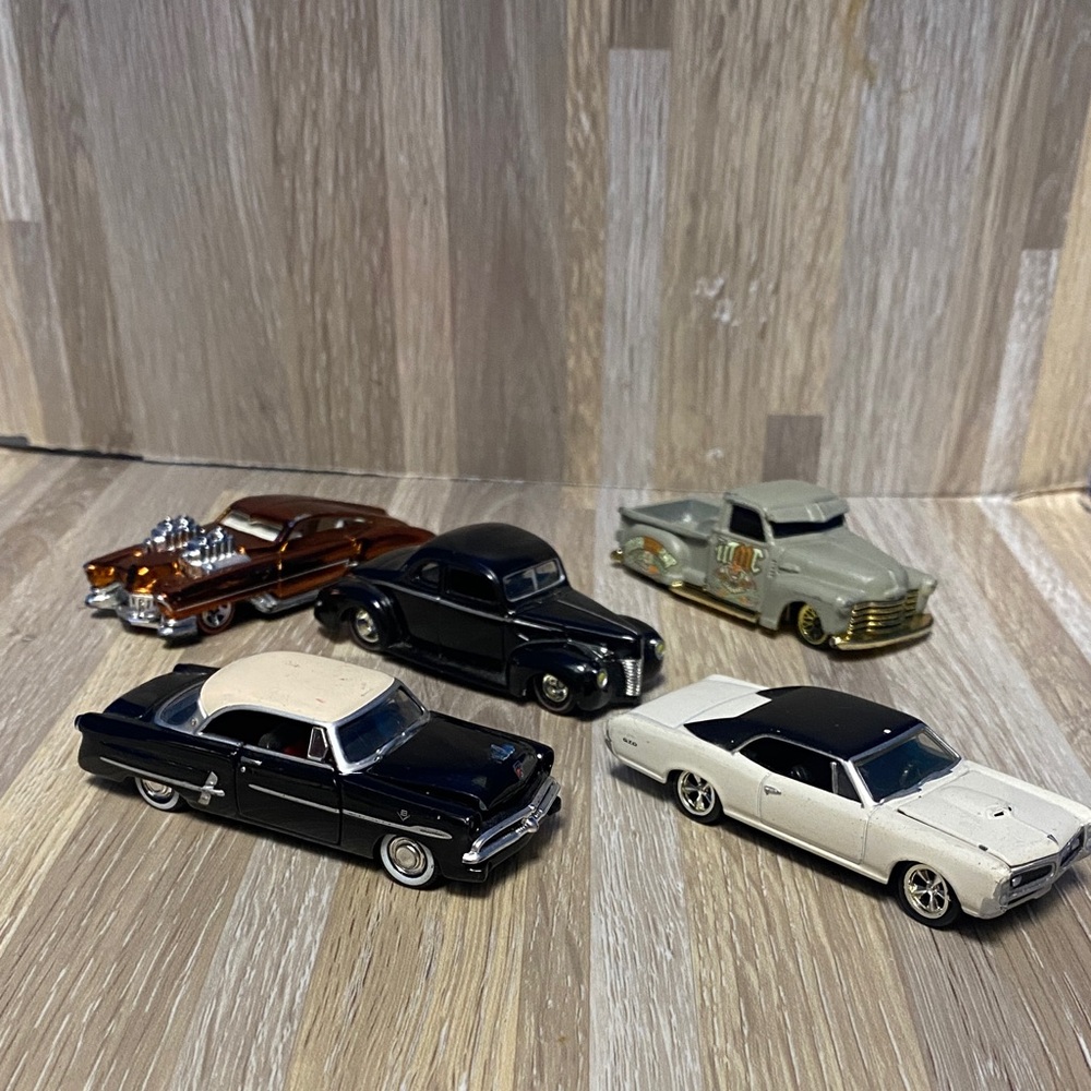 Classic Die-Cast Car Set - Black, White, Silver, Brown hot wheels assorted - Picture 8 of 8